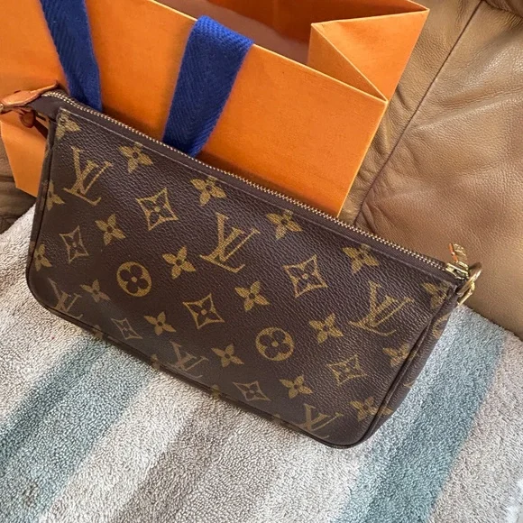 Beautiful 💯% authentic Louis Vuitton POCHETTE accessories monogram